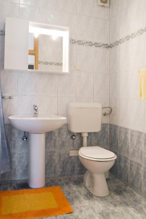 Łazienka w obiekcie Apartments Eugen 2024