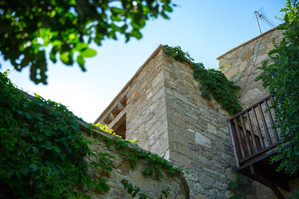 a brick building with a window and a balcony at Eveleos Country House in Tochni