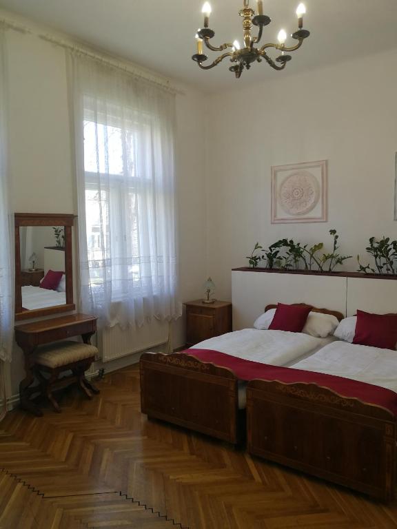 Łóżko lub łóżka w pokoju w obiekcie TulipánVendégház