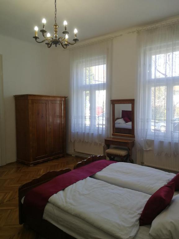 Łóżko lub łóżka w pokoju w obiekcie TulipánVendégház