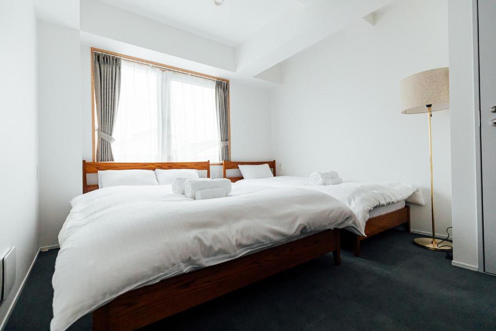 Postel nebo postele na pokoji v ubytování KéFU stay & lounge
