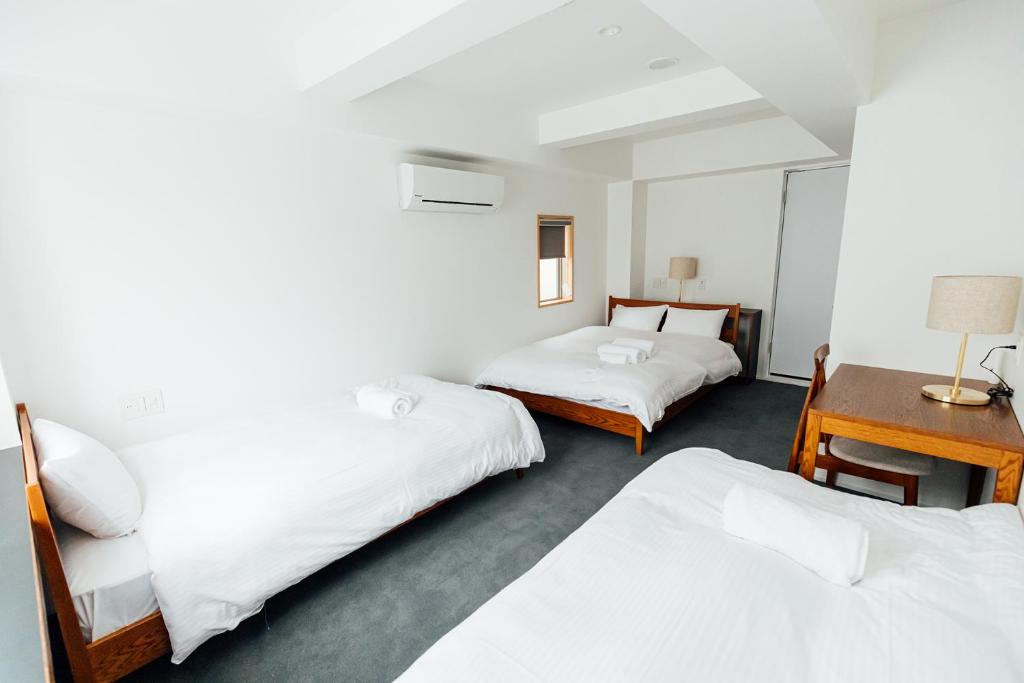 Postel nebo postele na pokoji v ubytování KéFU stay & lounge