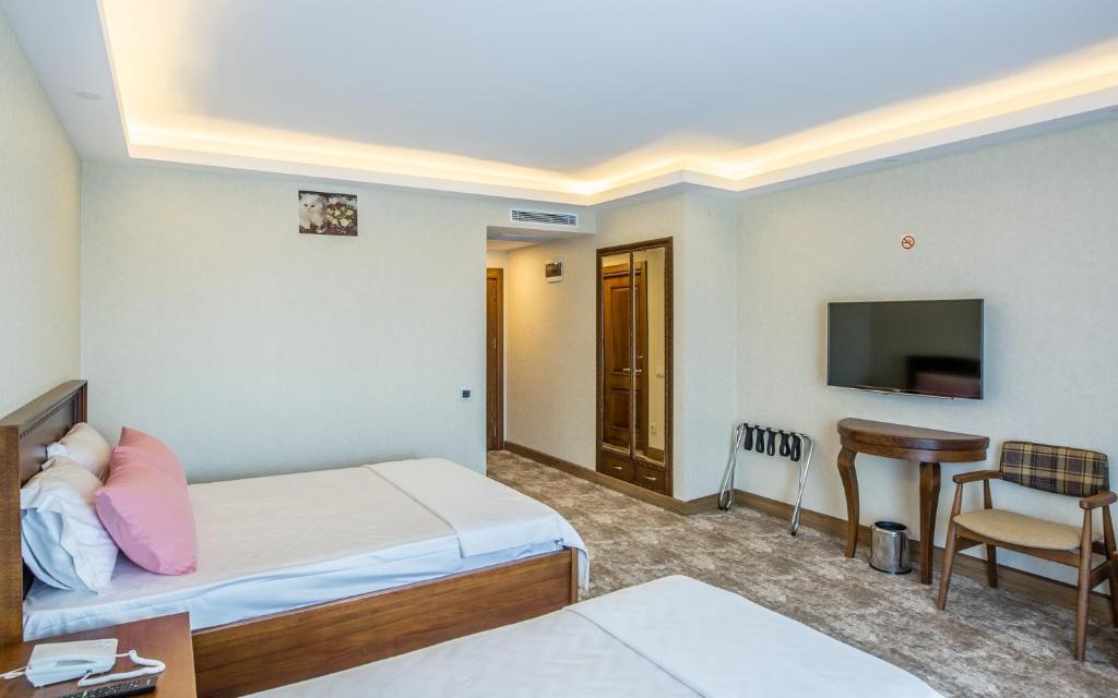 TV a/nebo společenská místnost v ubytování Helen Troya Hotel Geyikli