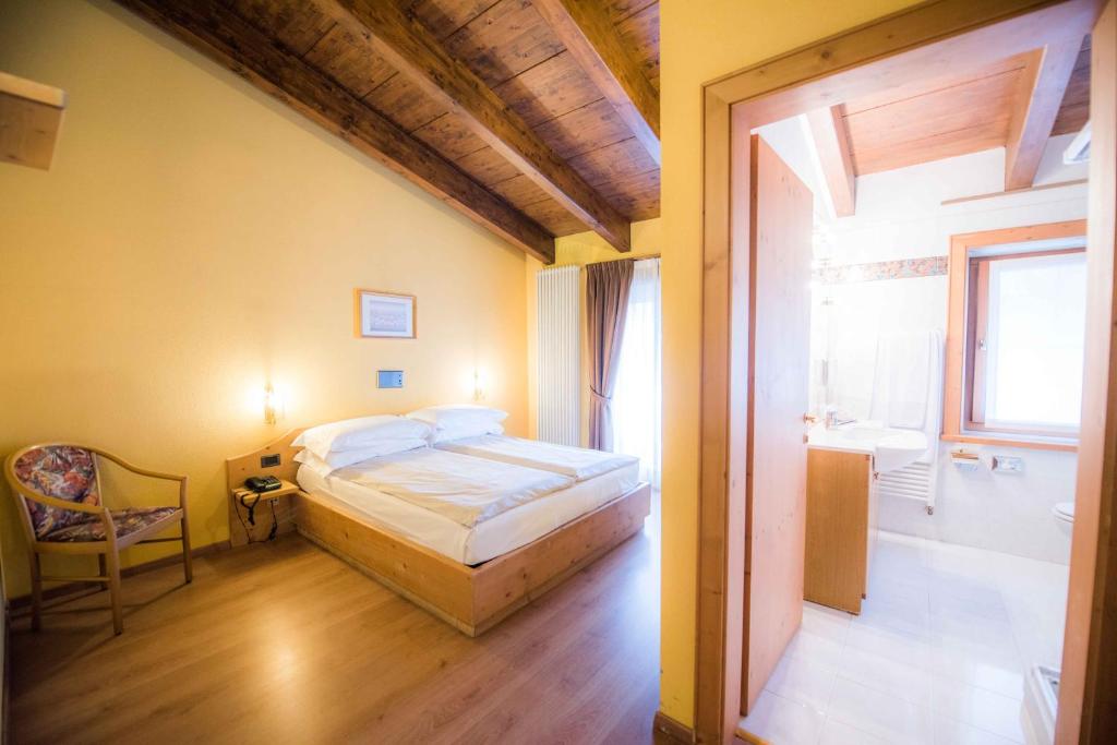 A bed or beds in a room at Hotel Angelica