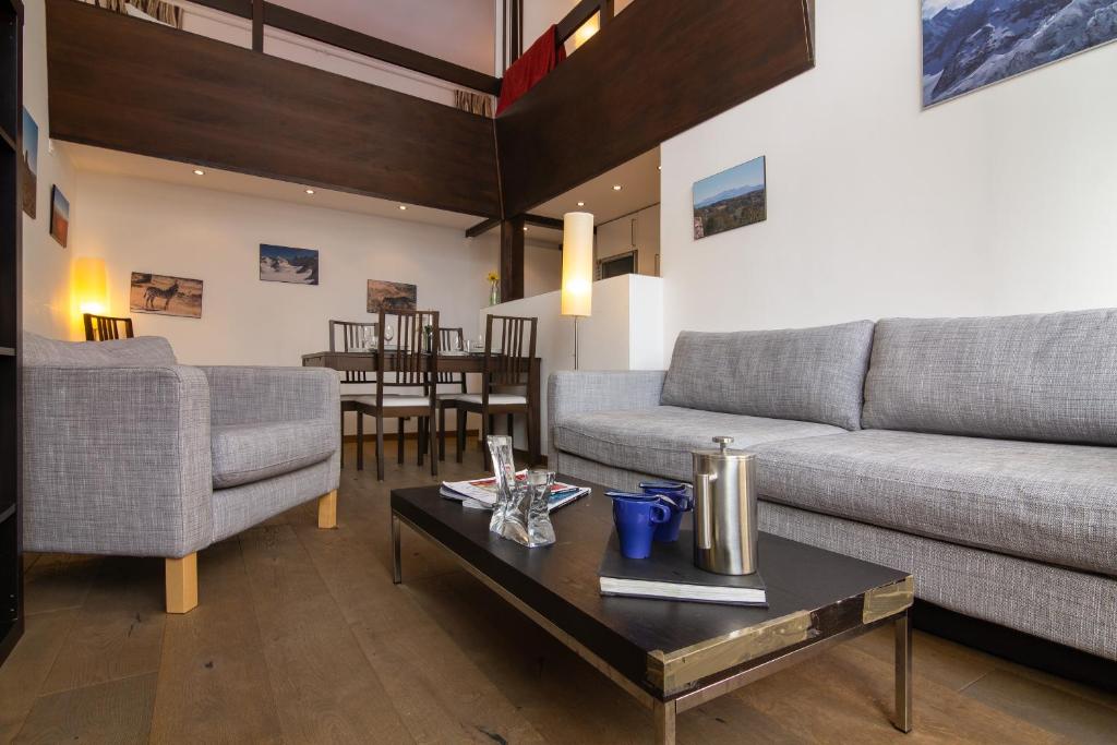 uma sala de estar com dois sofás e uma mesa de centro em Résidence Grand Roc - Ancolies 211 - Happy Rentals em Chamonix-Mont-Blanc