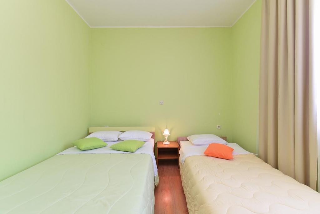 Łóżko lub łóżka w pokoju w obiekcie Apartment Dvori with pool