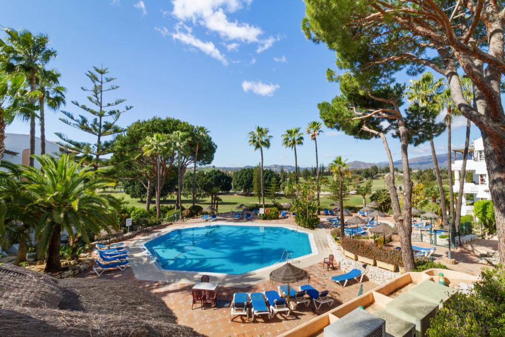 una imagen de una piscina en un complejo en Matchroom Country Club Resort, en Fuengirola