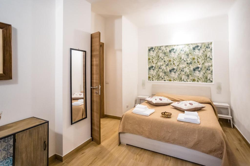 a small bedroom with a bed and a mirror at Valle dei Mulini - Appartamenti in Bellano