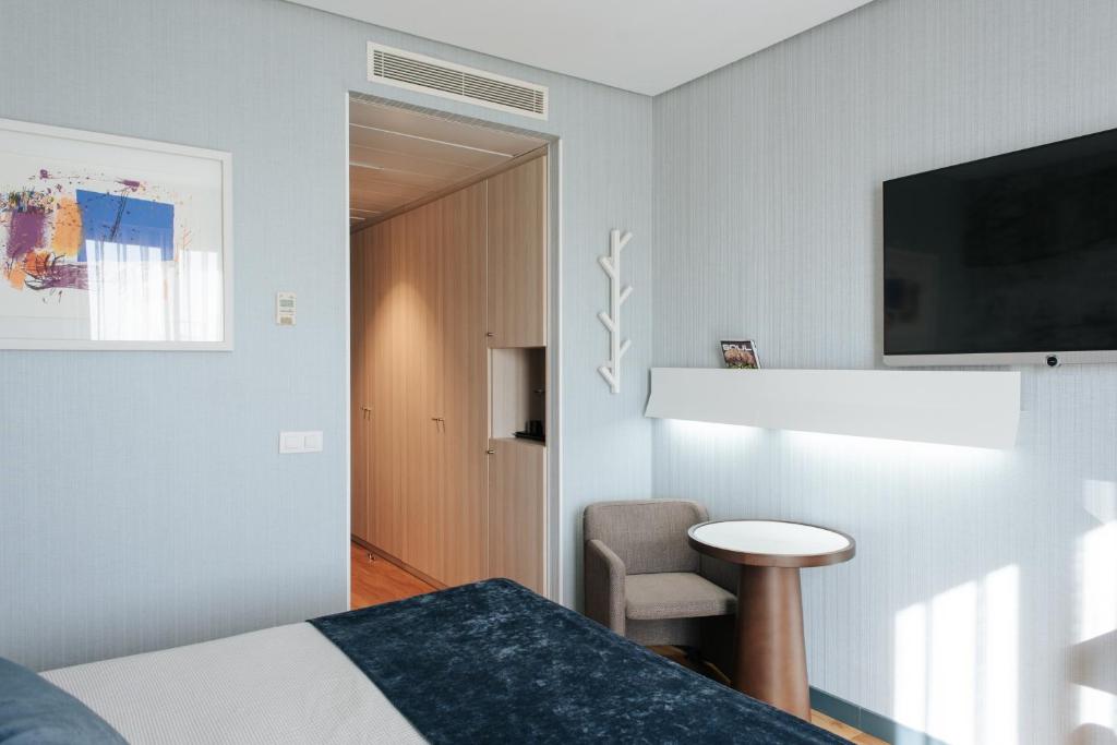 TV a/nebo společenská místnost v ubytování Hotel Neptuno Playa & Spa