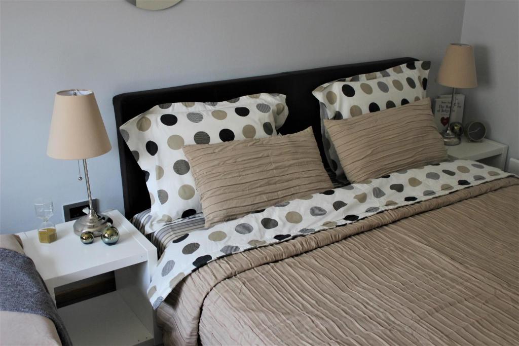 - une chambre avec un lit avec des oreillers et une table de chevet dans l'établissement Apartment Skadarlija, à Belgrade