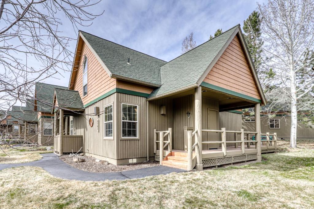 uma pequena casa com um telhado de gambrel em Chalet at Eagle Crest em Redmond