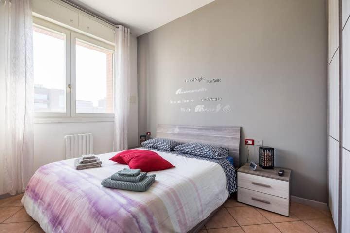una camera da letto con un grande letto con cuscini rossi di M2BO DOSSETTI 27 - FIERA a Bologna