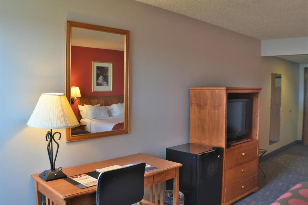 Ramada by Wyndham Sioux Falls Airport - Waterpark Resort & Event Center - Queen Room - No Fumar