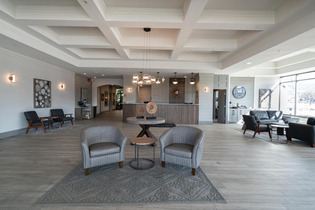 eine Lobby mit Stühlen, einem Tisch und einem Wohnzimmer in der Unterkunft Prestige Vernon Lodge in Vernon