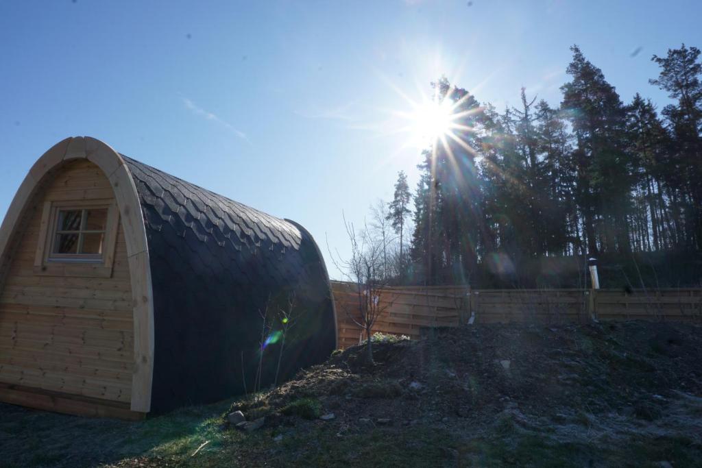 Fotografie z fotogalerie ubytování Romantischer POD - Gegen Aufpreis mit Hot Tub - Whirlpool & Sauna v destinaci Hohenberg an der Eger