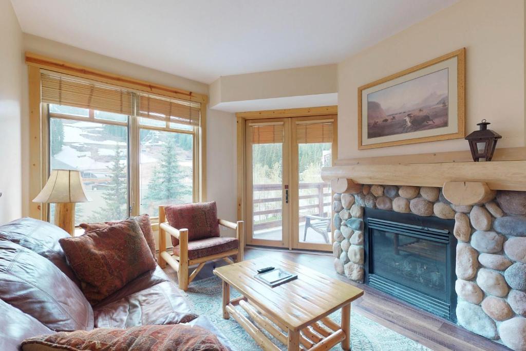 a living room with a fireplace and a couch at Tucker Mountain Lodge 321 in Copper Mountain