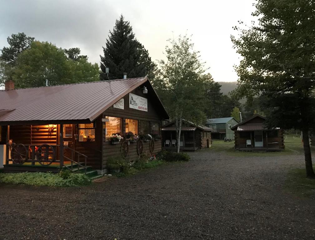 Una cabaña de madera con un cartel. en Grandview Cabins & RV Resort, en South Fork