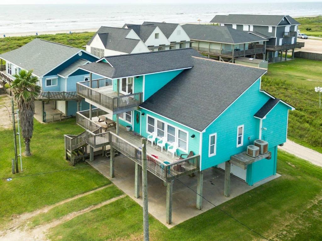 einen Luftblick auf ein großes blaues Haus am Strand in der Unterkunft Las Brisas Beach Getaway - Big Ocean Views! in Surfside Beach