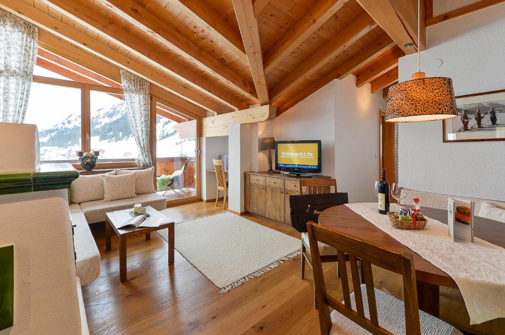 ein Wohnzimmer mit einem Sofa und einem Tisch in der Unterkunft Fürmesli Appartements in Lech am Arlberg