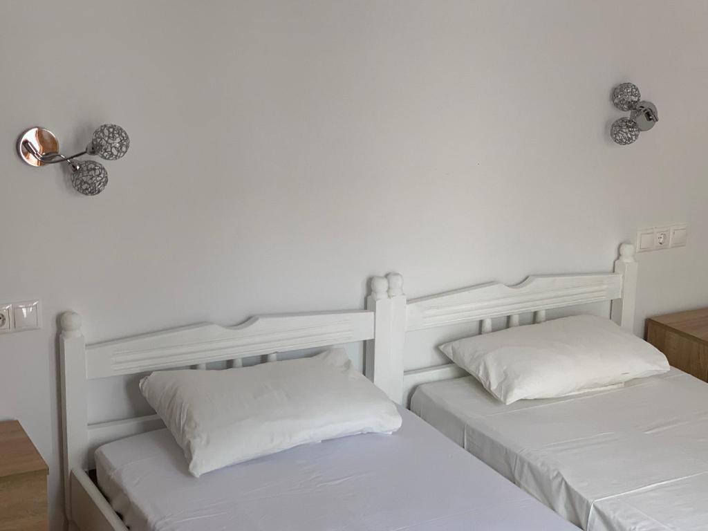 Postel nebo postele na pokoji v ubytování PALS Studios Lindos