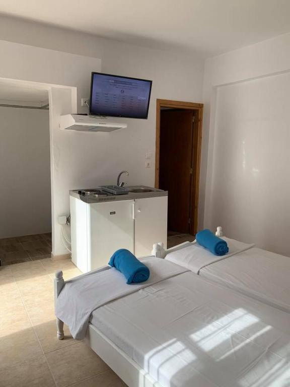 Postel nebo postele na pokoji v ubytování PALS Studios Lindos