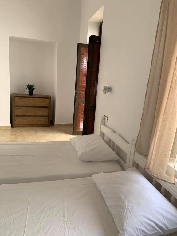 Postel nebo postele na pokoji v ubytování PALS Studios Lindos