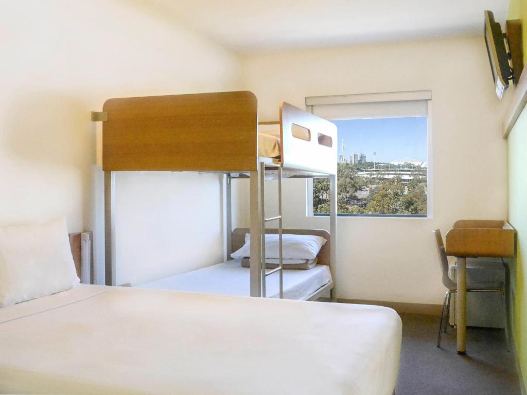Postel nebo postele na pokoji v ubytování ibis Budget Sydney Olympic Park