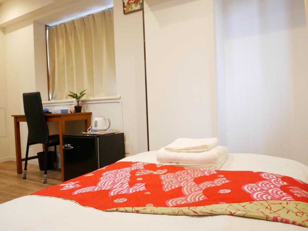 Postel nebo postele na pokoji v ubytování Tokyo shinjukutei Hotel Asahi gruop 東京新宿亭ホテル