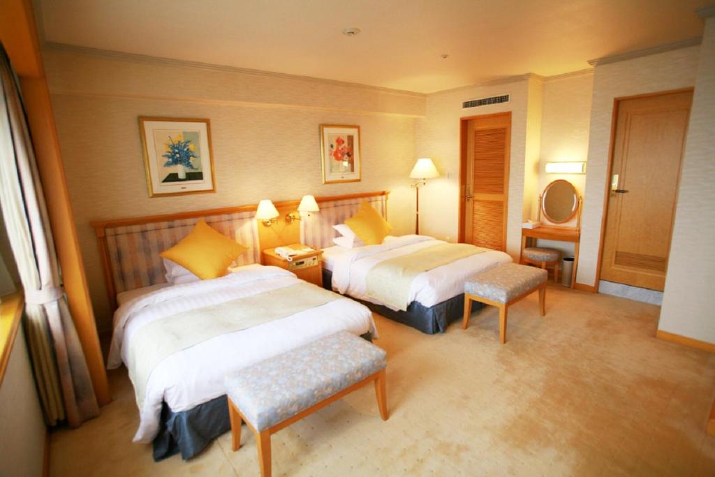 Postel nebo postele na pokoji v ubytování Okayama International Hotel