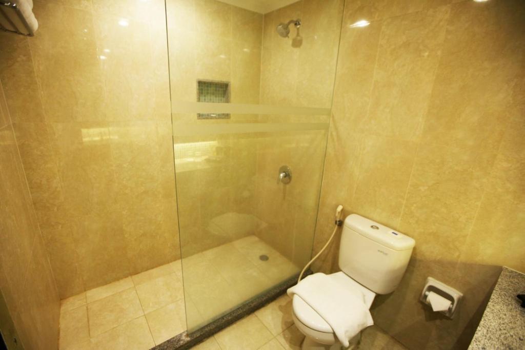 Vannituba majutusasutuses Hotel New Saphir Yogyakarta