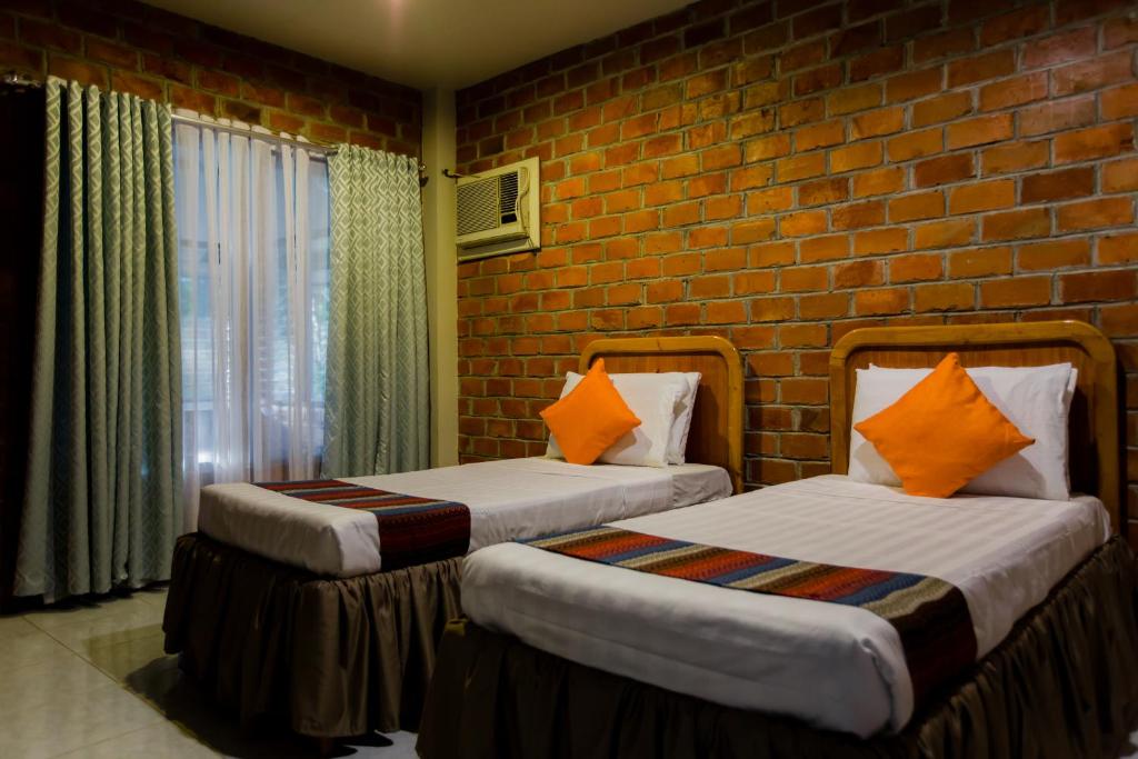 Postel nebo postele na pokoji v ubytování Malagos Garden Resort