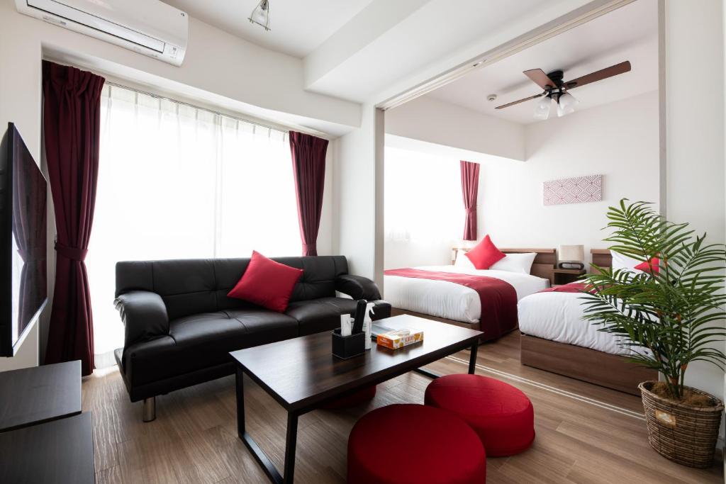 uma sala de estar com uma cama e um sofá em Grand Inn Canalside em Fukuoka