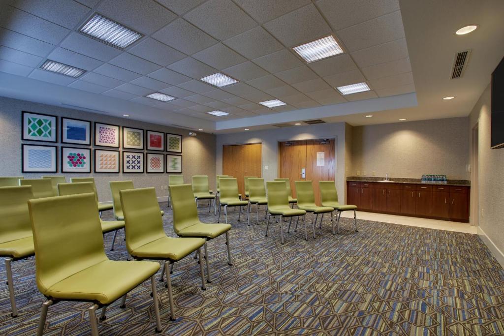 Konferenční prostory v ubytování Holiday Inn Express Hotel & Suites Morris by IHG