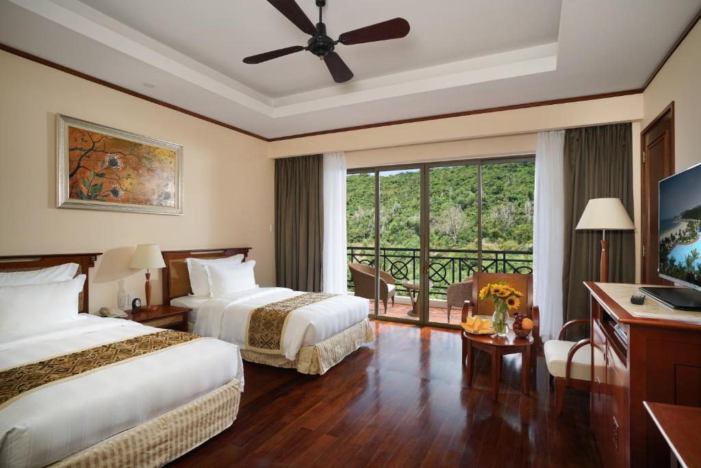 Phòng Deluxe 2 Giường Đơn - Vé Vào Công Viên Giải Trí VinWonders
