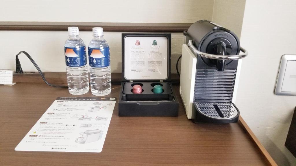 Příslušenství pro přípravu čaje a kávy v ubytování Okayama International Hotel