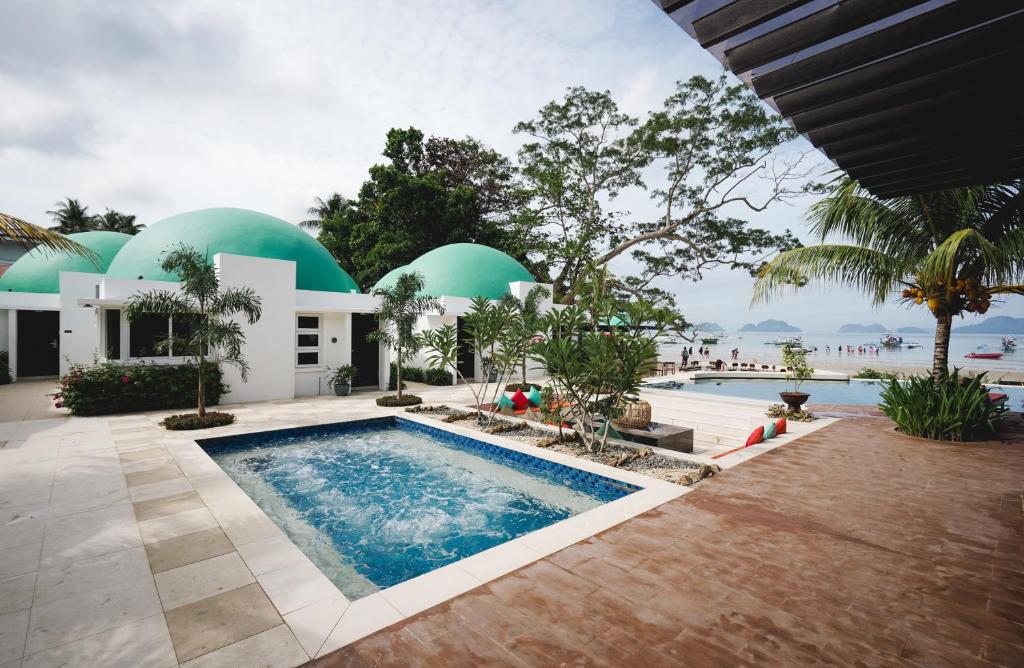 Bazén v ubytování Weekends El Nido Beach Resort nebo v jeho okolí