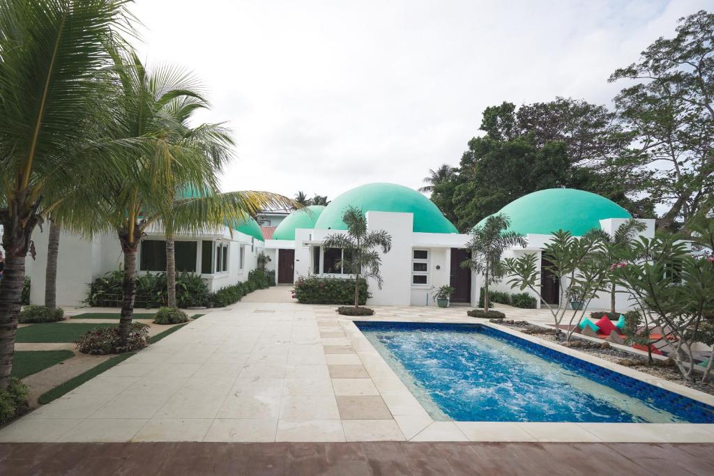 Bazén v ubytování Weekends El Nido Beach Resort nebo v jeho okolí