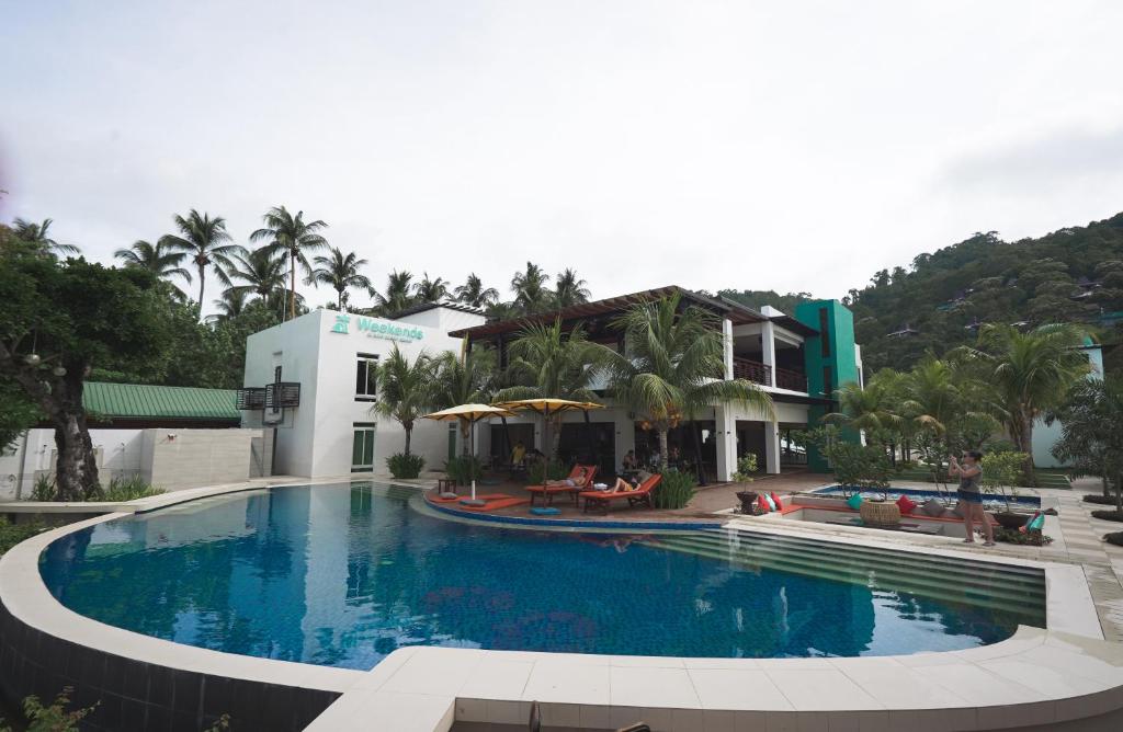 Bazén v ubytování Weekends El Nido Beach Resort nebo v jeho okolí
