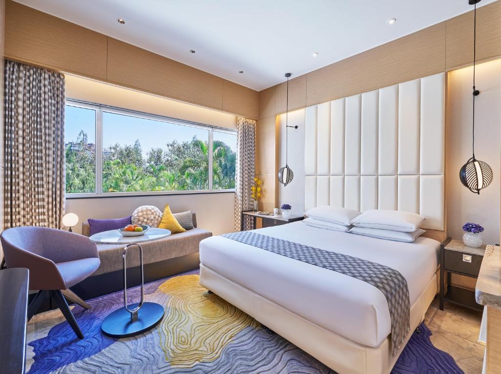 Postel nebo postele na pokoji v ubytování Vivanta Bengaluru Residency Road