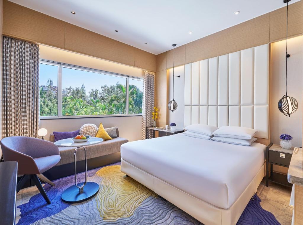 Postel nebo postele na pokoji v ubytování Vivanta Bengaluru Residency Road