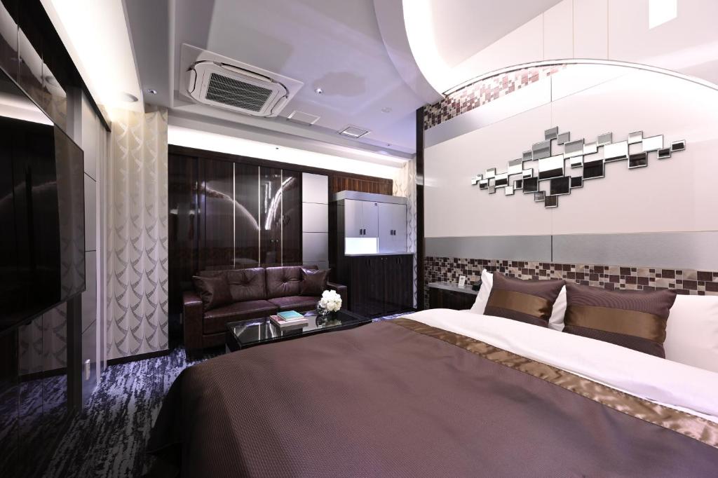 Postel nebo postele na pokoji v ubytování HOTEL VARKIN ANNEX