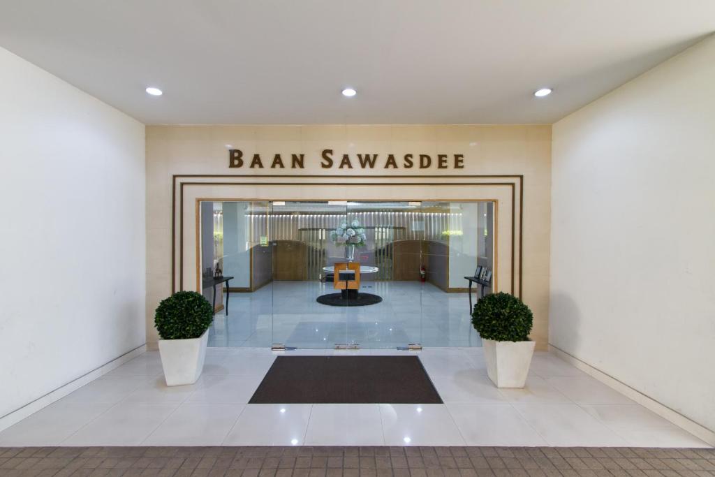 una hall con un cartello che recita ban san savaza di Baan Sawasdee Residence a Bangkok