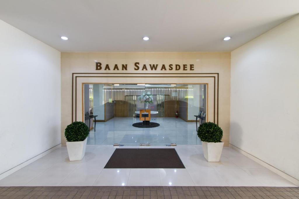 a lobby with a sign that reads ban san savaza at Baan Sawasdee Residence in Bangkok
