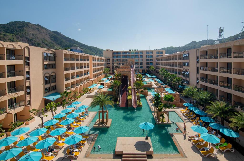 eine Luftansicht eines Resorts mit Pool und Wasserrutsche in der Unterkunft Pamookkoo in Kata Beach