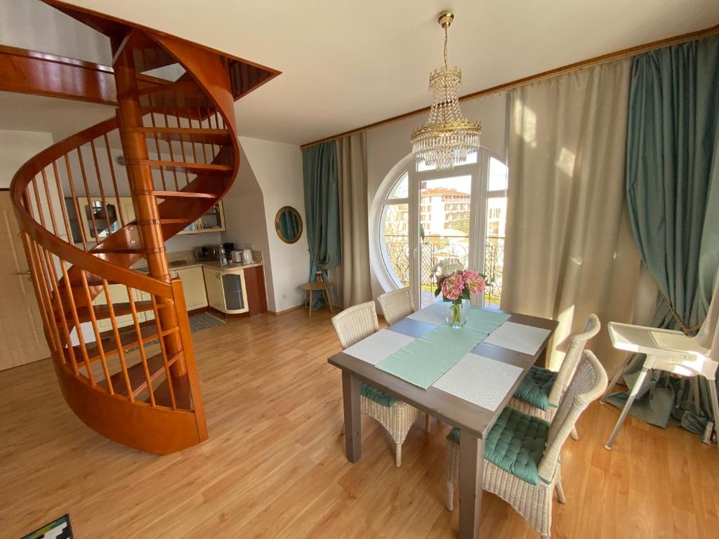 una sala da pranzo con tavolo e scala a chiocciola di Apartament z widokiem na morze plaża promenada a Świnoujście