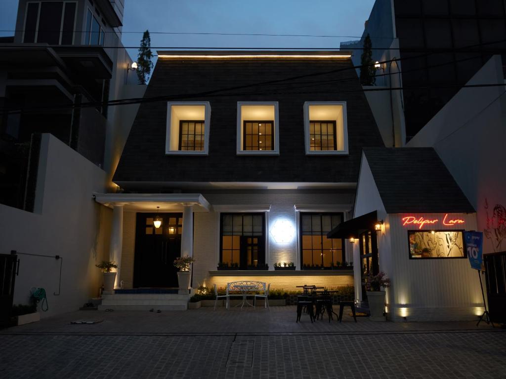 ein Haus in der Nacht mit Lichtern davor in der Unterkunft Mooi House By Ziri in Surabaya