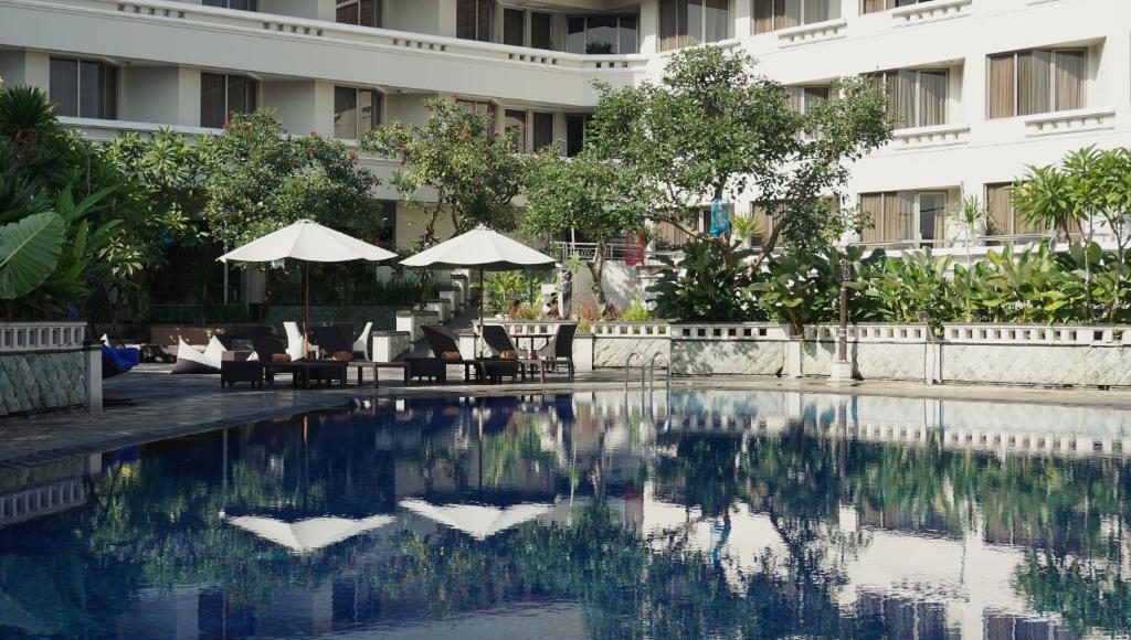 Bazén v ubytování Hotel Santika Premiere Jogja nebo v jeho okolí