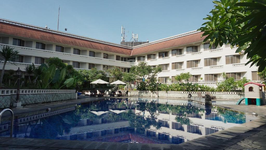 Bazén v ubytování Hotel Santika Premiere Jogja nebo v jeho okolí