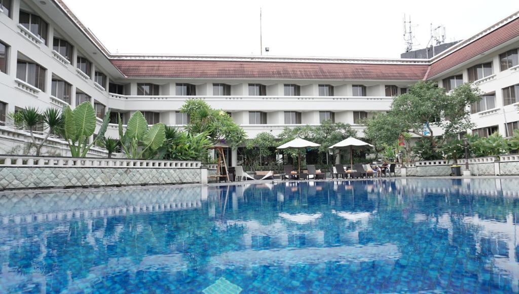 Bazén v ubytování Hotel Santika Premiere Jogja nebo v jeho okolí