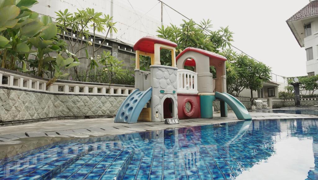 Bazén v ubytování Hotel Santika Premiere Jogja nebo v jeho okolí